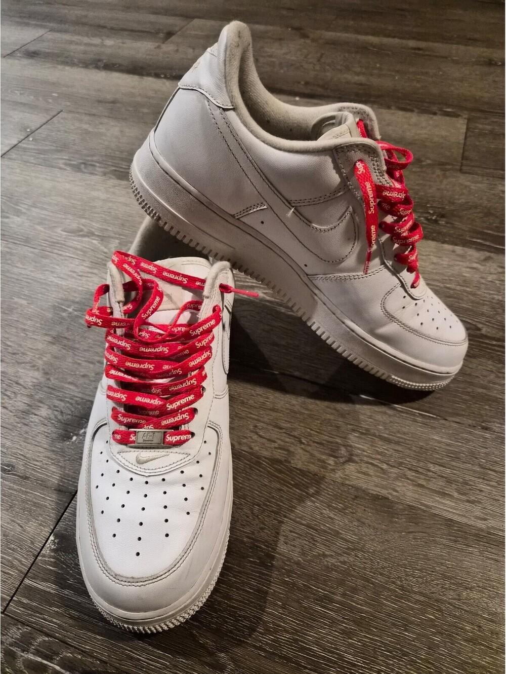 Nike Air Force 1 Low x Supreme "White" – Size 10 – Red & Black Laces + socks